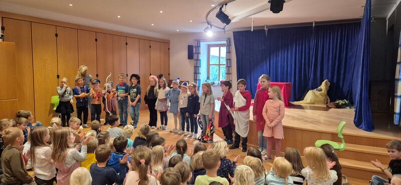 Kinder in den Theaterrollen der griech. Göttersagen