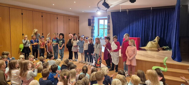 Kinder in den Theaterrollen der griech. Göttersagen